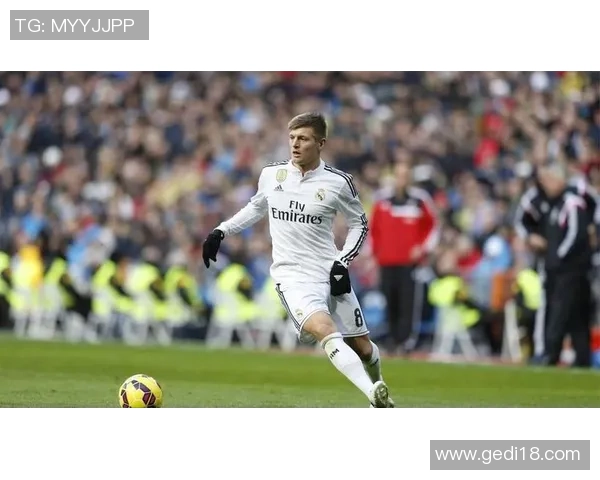 克罗斯在足球世界的传奇之路与技术分析探讨 克罗斯在足球世界的传奇之路与技术分析探讨